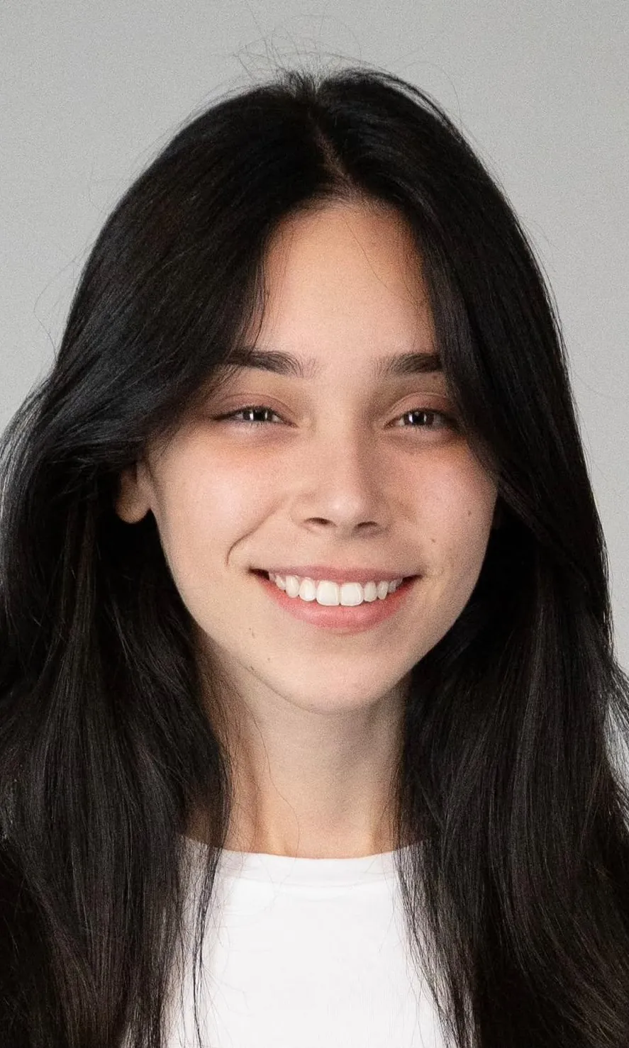 Cat Dantas without makeup — close-up